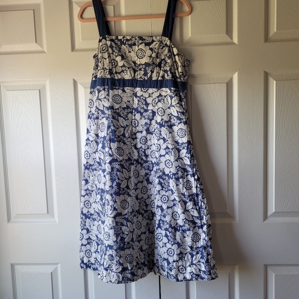 New York & Company light knee length dress 12